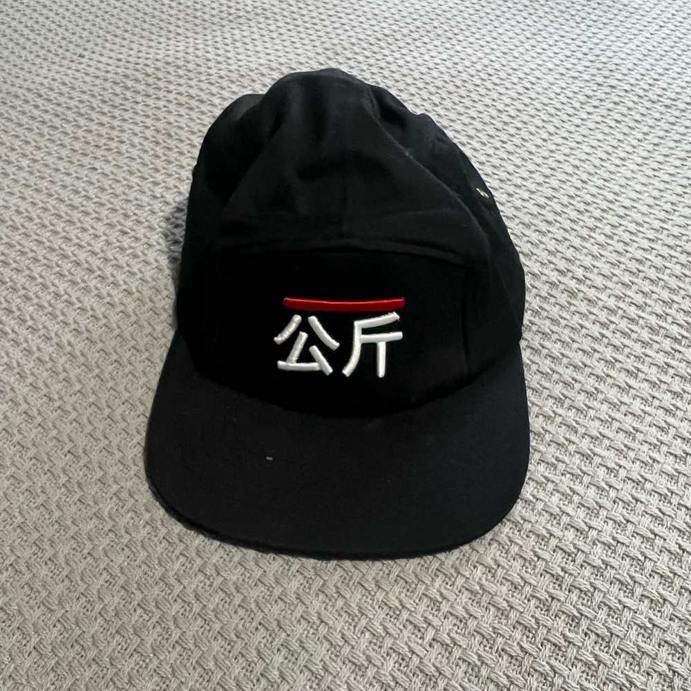 Black qilo hat with adjustable brown back